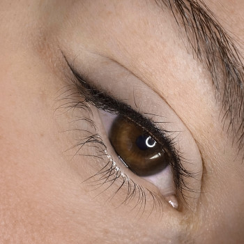 Перманентний макіяж повік. 
Міжвійка + легка стрілочка з розтушовкою. 
Одразу після процедури