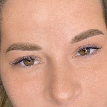 Перманентний макіяж брів у пудровій техніці. 
Одразу після процедури