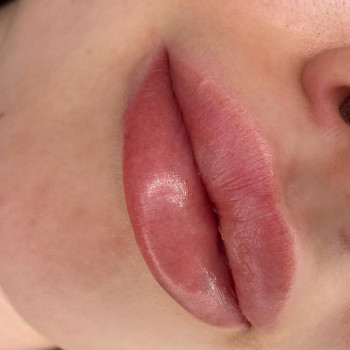 Перманентний макіяж губ
                    Косметолог Катерина Харків