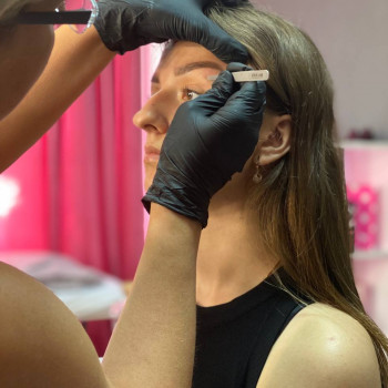 Фарбування та корекція брів