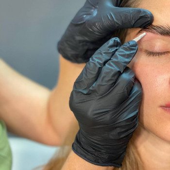 Корекція брів пінцетом та воском