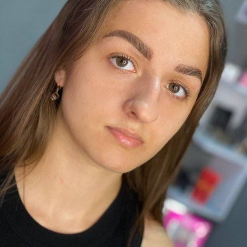 Корекція та фарбування брів