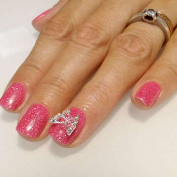 Светоотражающий малиновый гель-лак с декором бабочка