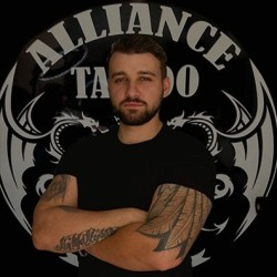 Тату майстер Артем