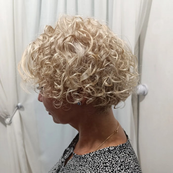 Біозавивка блондинці на каре