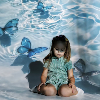 Дитяча фотосесія з проектором в студії
 
 
 