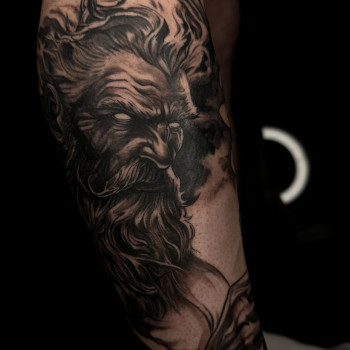 Тільки подивіться на деталізацію цього татуювання! Це топ - рівень роботи від майстра Дмитра.