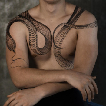 Татуювання у стилі Графіка.
Майстри працювали одразу у чотири руки та створювали ескіз одразу на тіл...