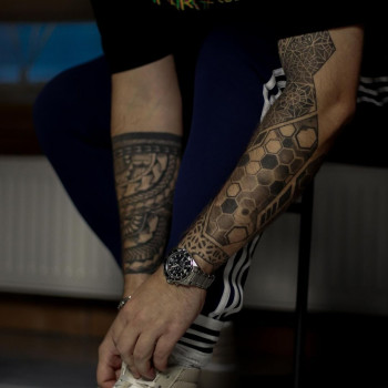 Топ - майстер Георгій дуже круто поєднав між собою дві техніки тату: Орнаментал та Полінезію.
Обидва...