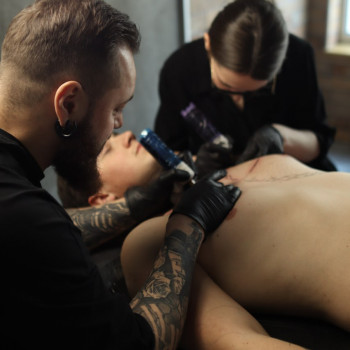 Створення татуювання у чотири руки від топ - майстрів.