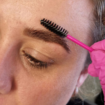 Брови фарбування/корекція