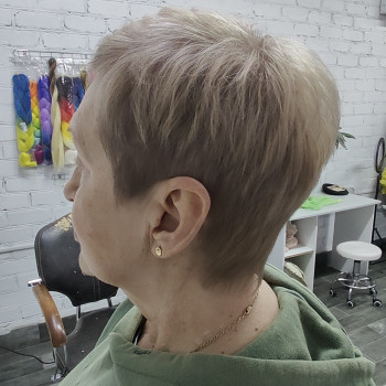 Стрижки жіночі
                    Перукар-колорист Анна Кременчук