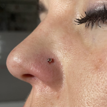 Пирсинг носа
                    Мастер по пирсингу Александра Киев