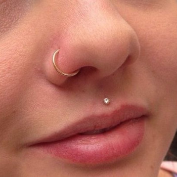 Пирсинг носа
                    Мастер по пирсингу Александра Киев