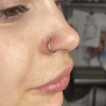 Пирсинг носа
                    Мастер по пирсингу Александра Киев