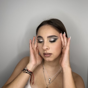 Макіяж та корекція брів
                    Візажист  Івано-Франківськ