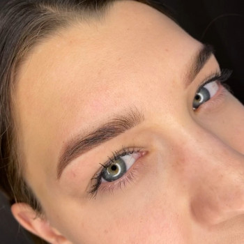 Заживші брівки після першої процедури 
    