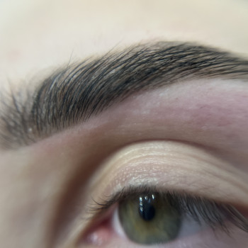 Корекція та фарбування брів