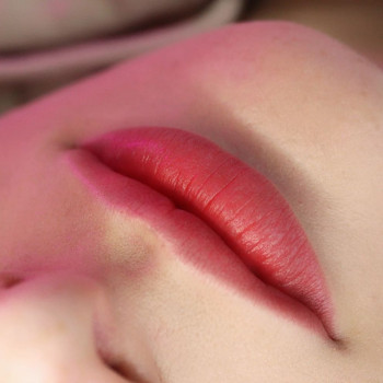 Азіатська техніка перманенту губ
(середина губ яскравиша ніж зовнішня частина, та растушеваний конт...