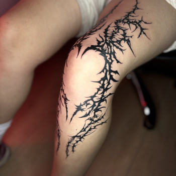 Тату на колене трайбл абстракция, фото -   Евген Семенов