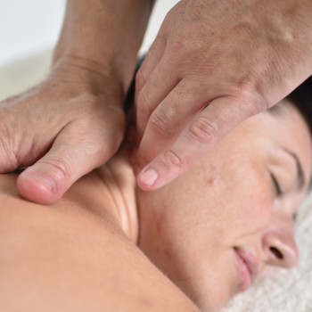 Масаж шийно-комірцевої зони