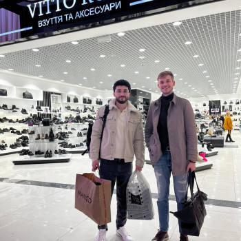 Після шоппінгу з задоволеним клієнтом  )