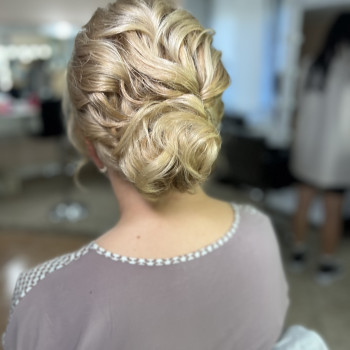 Укладка волос прическа пучок женская, фото - Салон красоты ML beauty studio