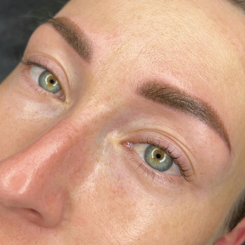 Пудрові бровки одразу після процедури ПМ