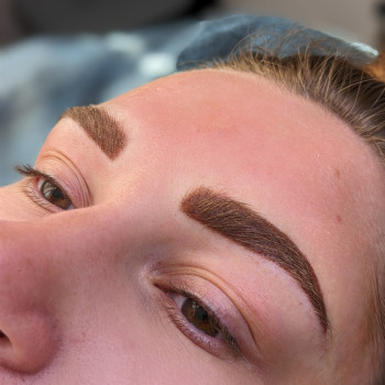 Перманентний макіяж брів. Оновлення старого залишку. Одразу після процедури