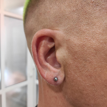 Проколювання вух чоловікам та хлопцям