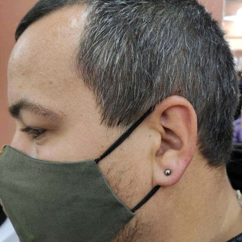 Проколювання вух чоловікам та хлопцям