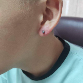 Проколювання вух чоловікам та хлопцям