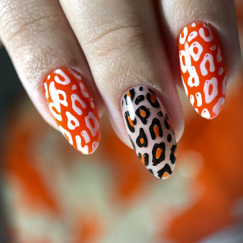 Помаранчевий манікюр з принтами, фото - Перукар-візажист Дар`я Плохат
