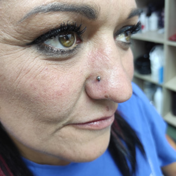 Пірсинг крила носу (з титановою прикрасою для первісного проколу)