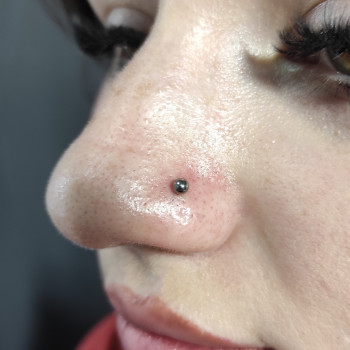 Пірсинг крила носу (з титановою прикрасою для первісного проколу)