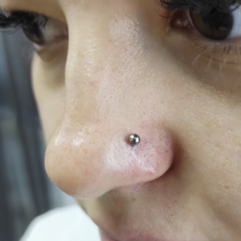 Пірсинг крила носу (з титановою прикрасою для первісного проколу)