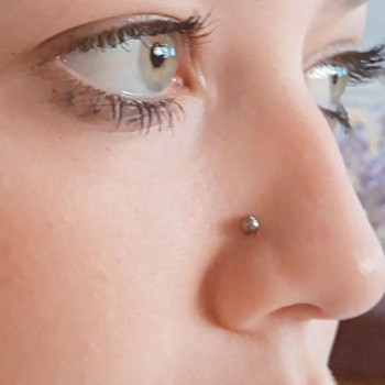 Пірсинг крила носу (з титановою прикрасою для первісного проколу)