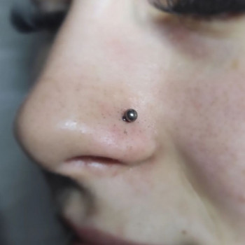 Пірсинг крила носу (з титановою прикрасою для первісного проколу)