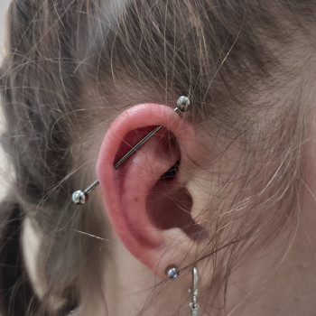 Пірсинг індастріал (з титановою прикрасою для первісного проколу)