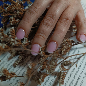 Гель-лак жіночий на руках