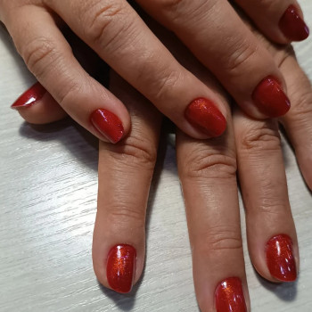 Гель-лак жіночий на руках