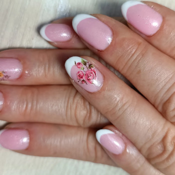 Гель-лак жіночий на руках