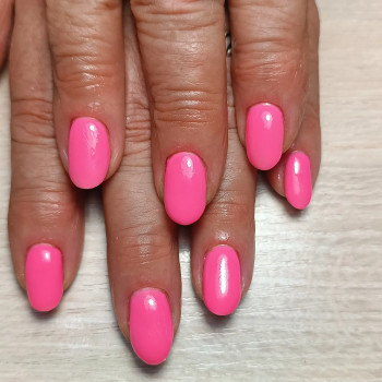 Гель-лак жіночий на руках