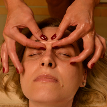 Масаж обличчя
Міоліфтинговий масаж