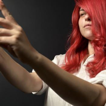 Яскраві червоні потрібно підтримувати тонуючими масками.