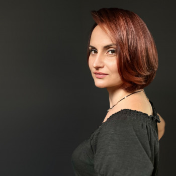 Було натуральне. Обрали каштановий з мідними пасмами.