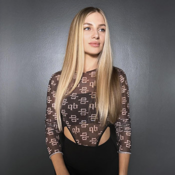 Глибокий контурінг в золотаво нейтральних відтінках.