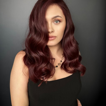 Шоколадно вишневий відтінок. Тренд з червоним на 2025 рік.