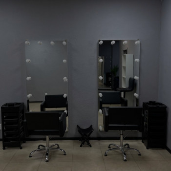 Стильне та функціональне робоче місце для майстра перукаря 💇‍♀️✨