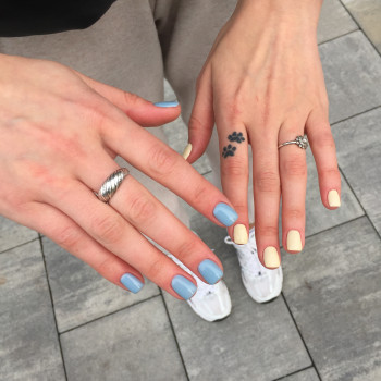 Желтый маникюр голубой разные руки, фото - Мастер маникюра Мария Полищук
